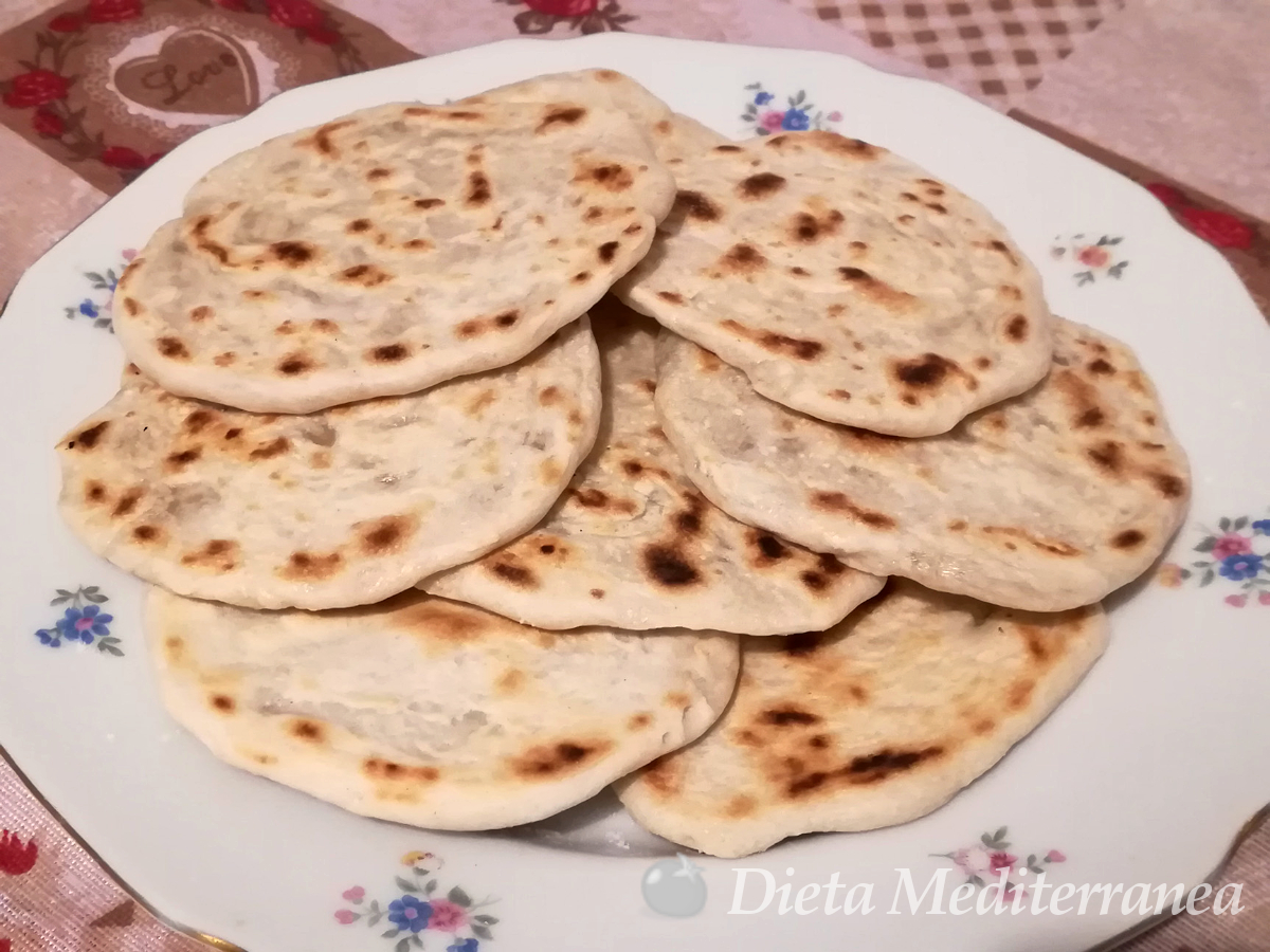 LaDietaMed's tweet photo. Oggi รจ il Giovedรฌ Santo ed ho preso ispirazione al pane mangiato durante l'Utima Cena, ovvero al Pane azzimo o Pane Arabo ๐ฅ Facile e veloce da preparare senza lievito e cotto in padella ๐ท https://t.co/1FHWkq12mt ๐ #mirysfood #dietamediterranea #pitagreca #panearabo #paneazzimo https://t.co/oKTcOk80Zf