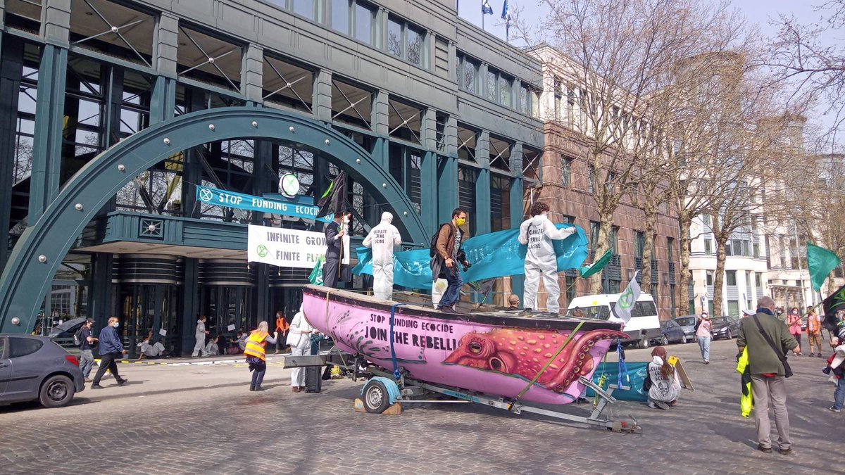 #Finance leads our planet to shipwreck. We need #degrowth now!