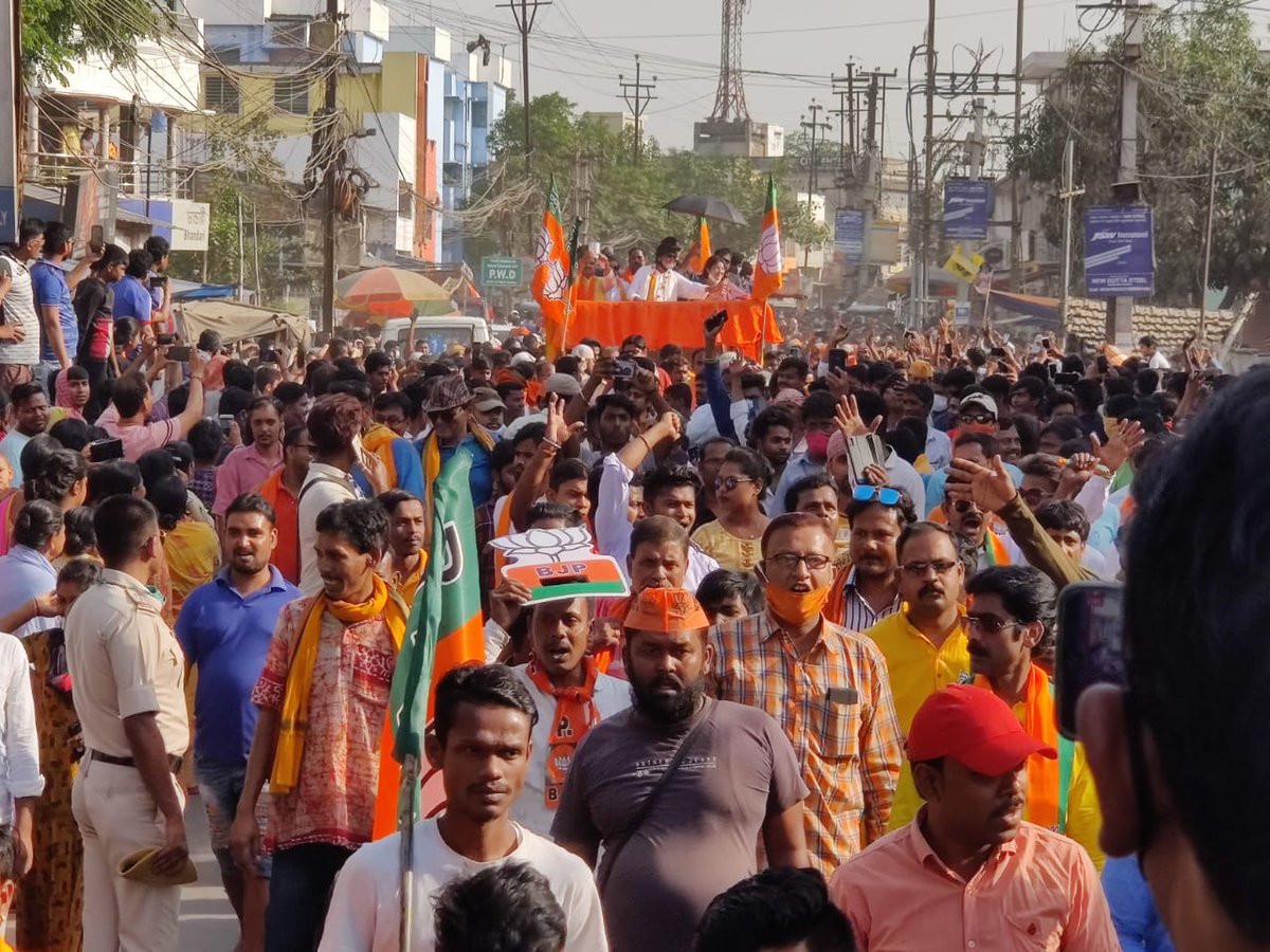 BJP4Bengal's tweet photo. চুঁচুড়া বিধানসভার বিজেপি মনোনীত প্রার্থী @me_locket সমর্থনে মহাগুরু @mithunda_off রোড শো এর কিছু খণ্ড চিত্র। 

সোনার বাংলার স্বপ্ন পূরণে এবং তৃণমূলের অপশাসন থেকে বাংলাকে রক্ষা করতে দিকে দিকে বিজেপি প্রার্থীদের জয়যুক্ত করুন। #Vote4BJP #EbarSonarBanglaEbarBJP https://t.co/SIFZTpdCux