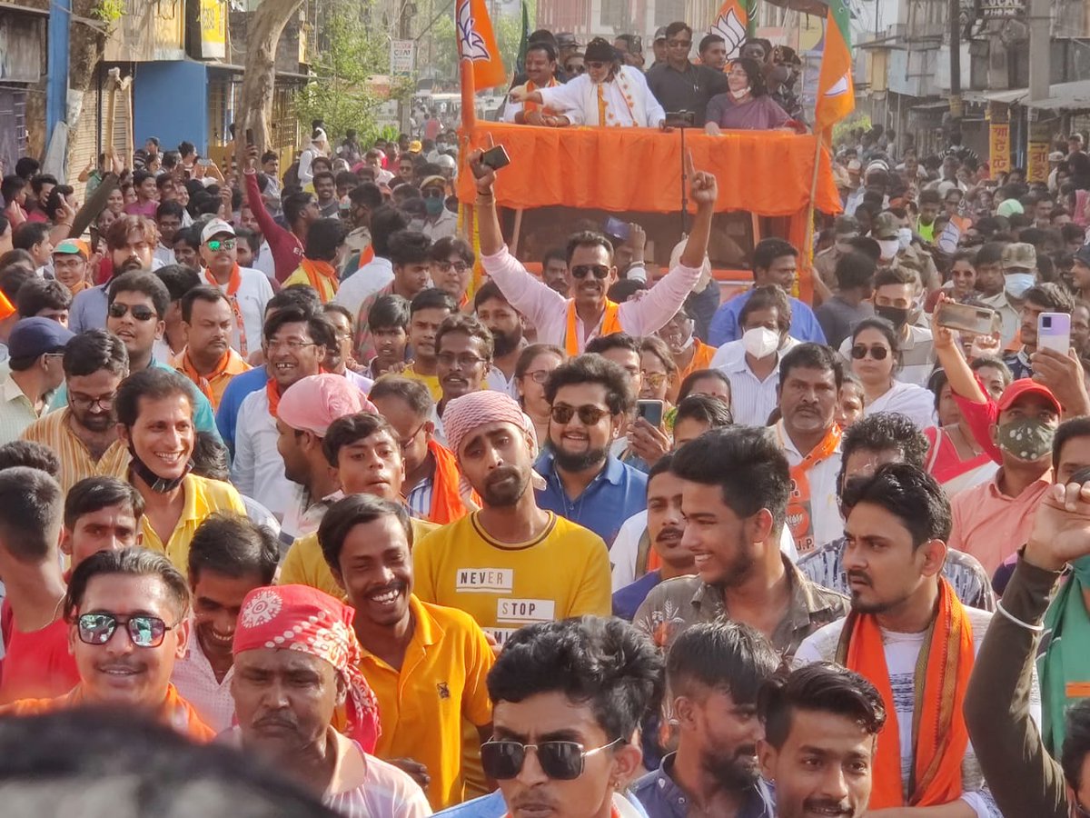 BJP4Bengal's tweet photo. চুঁচুড়া বিধানসভার বিজেপি মনোনীত প্রার্থী @me_locket সমর্থনে মহাগুরু @mithunda_off রোড শো এর কিছু খণ্ড চিত্র। 

সোনার বাংলার স্বপ্ন পূরণে এবং তৃণমূলের অপশাসন থেকে বাংলাকে রক্ষা করতে দিকে দিকে বিজেপি প্রার্থীদের জয়যুক্ত করুন। #Vote4BJP #EbarSonarBanglaEbarBJP https://t.co/SIFZTpdCux