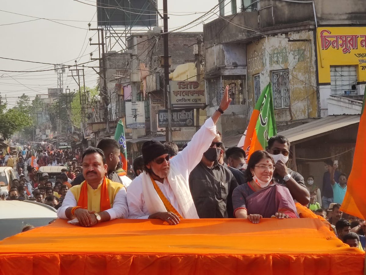 BJP4Bengal's tweet photo. চুঁচুড়া বিধানসভার বিজেপি মনোনীত প্রার্থী @me_locket সমর্থনে মহাগুরু @mithunda_off রোড শো এর কিছু খণ্ড চিত্র। 

সোনার বাংলার স্বপ্ন পূরণে এবং তৃণমূলের অপশাসন থেকে বাংলাকে রক্ষা করতে দিকে দিকে বিজেপি প্রার্থীদের জয়যুক্ত করুন। #Vote4BJP #EbarSonarBanglaEbarBJP https://t.co/SIFZTpdCux