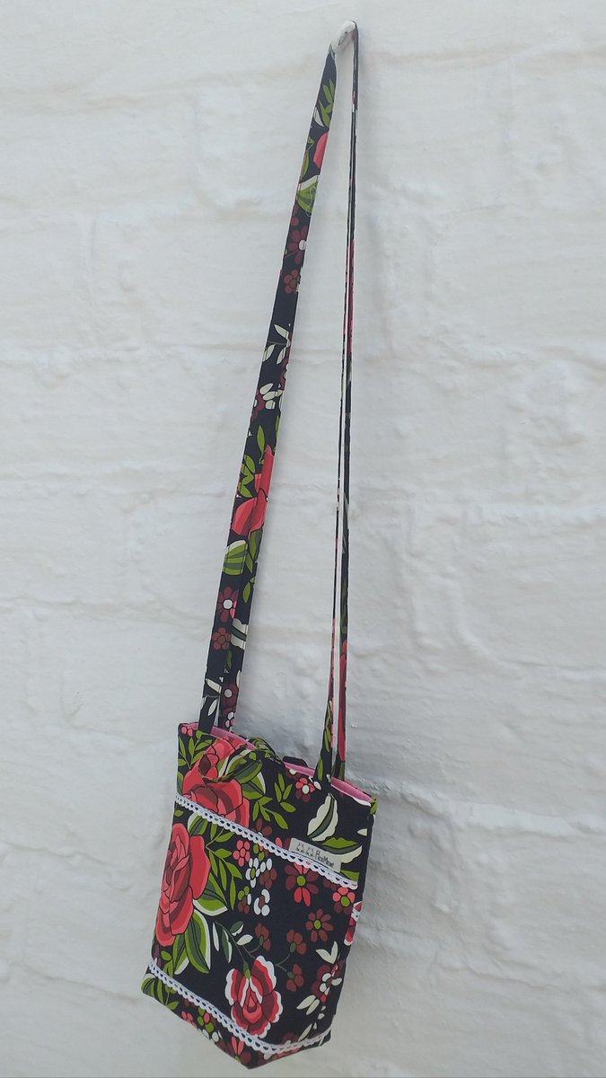 PicoMene's tweet photo. Algún día se pondrá de moda lucir bolsos de tela.
Yo ya los luzco.
Bolso de tela estampada y forrado en piqué rosa, con posibilidad de llevar colgado o en la mano.
#fashion #costuraartesana #clasico #unica #marca #picomene https://t.co/xtWLBctk4I