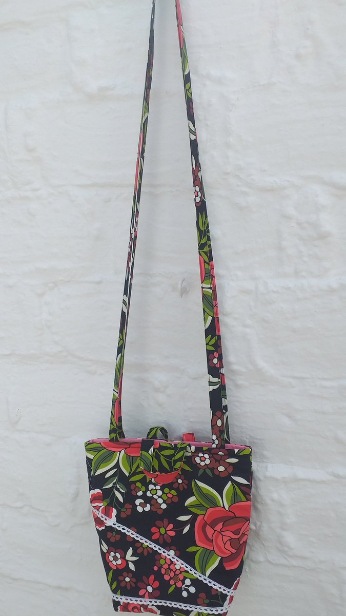 PicoMene's tweet photo. Algún día se pondrá de moda lucir bolsos de tela.
Yo ya los luzco.
Bolso de tela estampada y forrado en piqué rosa, con posibilidad de llevar colgado o en la mano.
#fashion #costuraartesana #clasico #unica #marca #picomene https://t.co/xtWLBctk4I