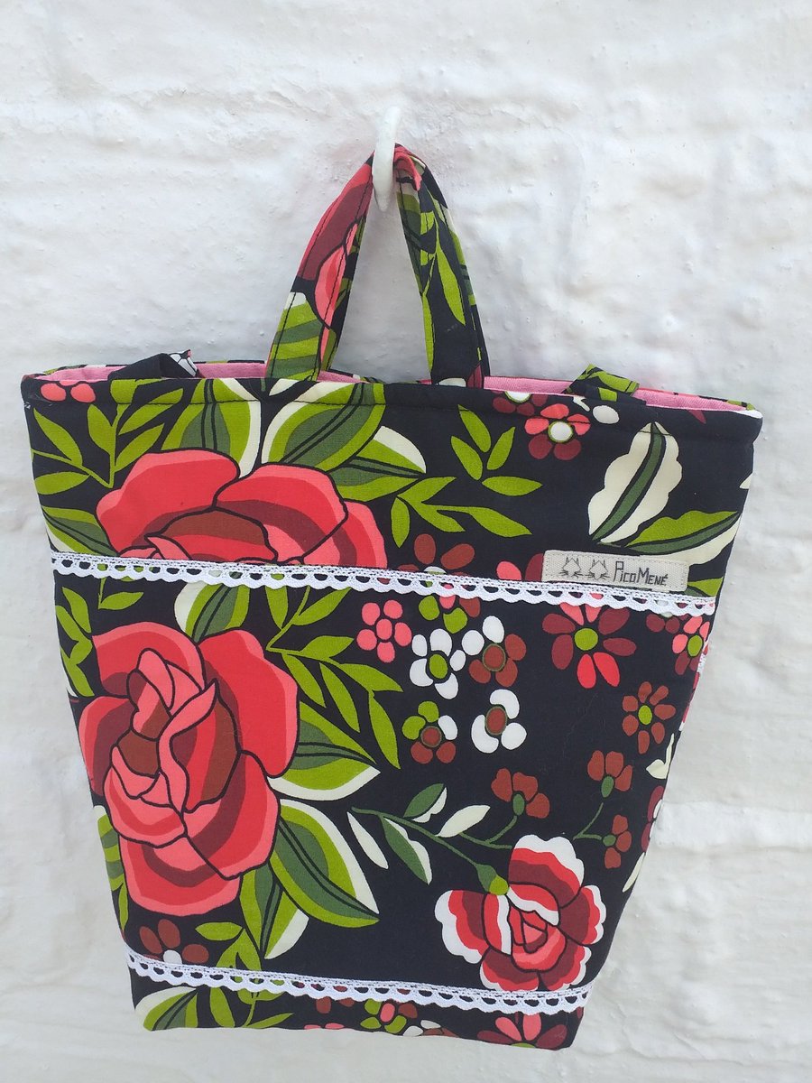 PicoMene's tweet photo. Algún día se pondrá de moda lucir bolsos de tela.
Yo ya los luzco.
Bolso de tela estampada y forrado en piqué rosa, con posibilidad de llevar colgado o en la mano.
#fashion #costuraartesana #clasico #unica #marca #picomene https://t.co/xtWLBctk4I