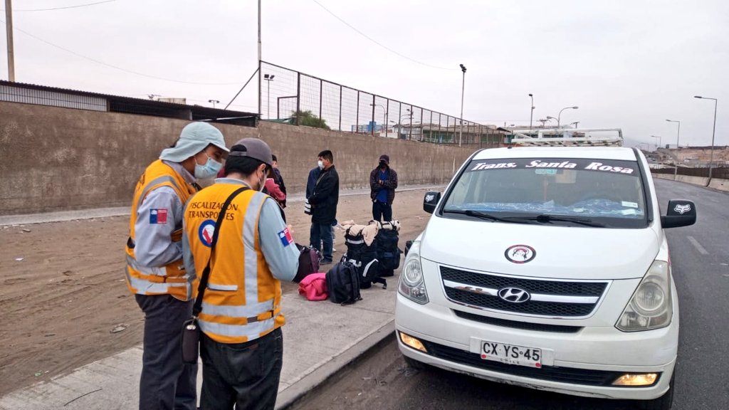 🚨Inspectores de <a href="/Fisca_MTT/">División de Fiscalización de Transportes</a> sorprenden a conductor de minibús privado realizando traslado de ciudadanos extranjeros indocumentados desde Colchane hacia el terminal de #AltoHospicio.

Personal de salud levantó proceso sanitario contra la dueña.

#CuidémonosEntreTodos