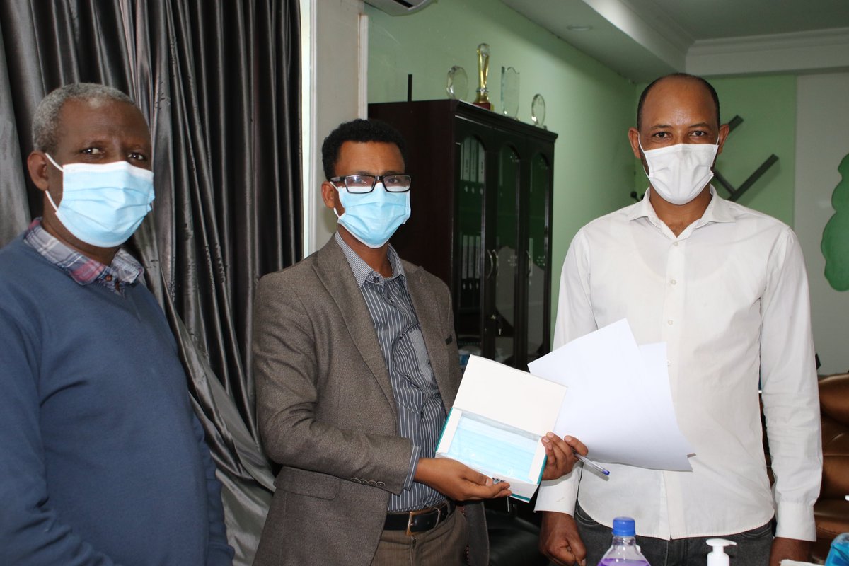 PSI Ethiopia through OTF Project delivered COVID19 Social Behavioral Change Communication materials and PPE to the Oromia Health Bureau. Dr. Mengistu Bekele, Head of the Oromia Health Bureau, thanked PSI/E for mobilizing funds to support COVID Prevention efforts in the region.