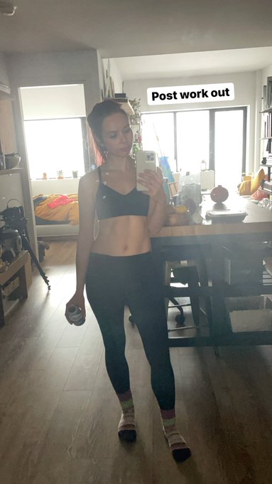 Hello world. I&rsquo;m all sweaty, who wants to rub their body on me? 😜 https://t.co/rsKTJu455K<a href="/tag/randomnaughtiness"class="tags"><span>#randomnaughtiness</span></a>