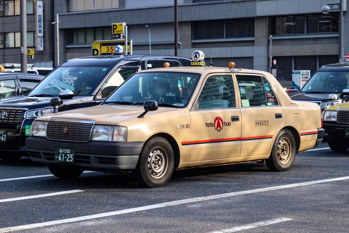 ミムヒュー 東都自動車 6451 トヨタ クラウンコンフォート まとまった台数が残る東都のyxs10 同社の物 持ちのよさには脱帽です 末期の車と異なりルーフウィンカー 無線番号入りの行灯を装備しています 冬タイヤでしょうか この個体はリアホイールが