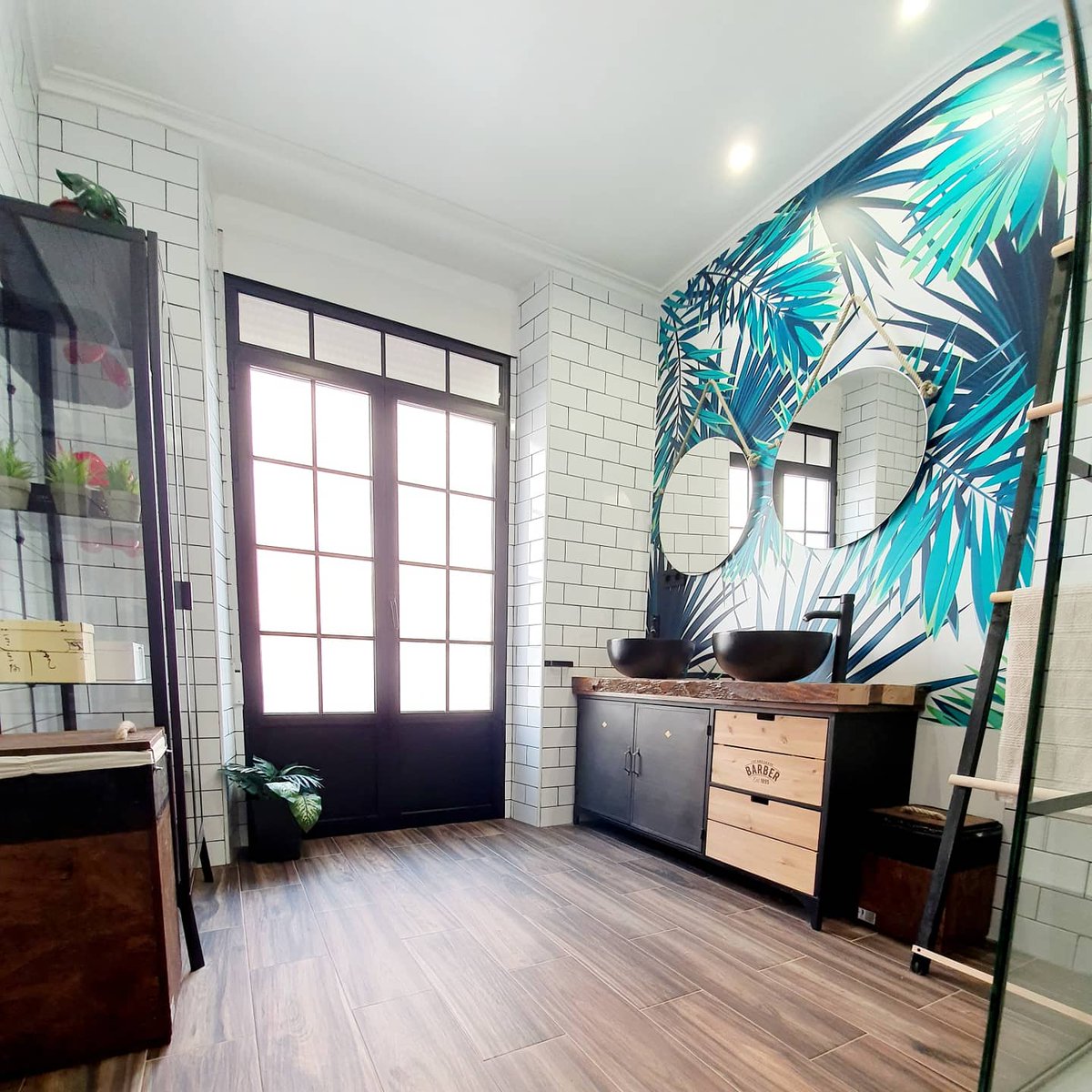 Remaked10's tweet photo. Una ducha en #thegreyhouse? #remaked https://t.co/6aeYPvOqPD