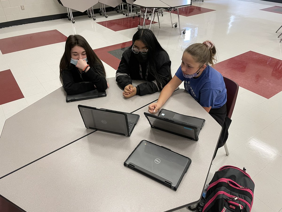 cpmiddle's tweet photo. @Crosbyjered 7th Sci Sβs are peer mentoring @DFErocks 5th grade Ss with @tinkercad & 3D printing project today via @GoogleMeet2. #collaboration #cpmstrong @bcsdschools @BCSDAandI #awesome https://t.co/u8gl90OuIQ