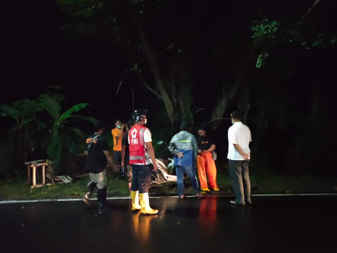 Malam ini di lokasi banjir di Setangi, Lombok Utara, mohon berhati2 bagi yg melalui jalur Senggigi ke KLU, potensi longsor besar sekali.

Tks BPBD, Dinas Sosial, Tim SAR, PMI, teman2 polisi &amp; TNI yg cepat merespon sehingga masyarakat bisa kembali tenang...

Proud of you all.
