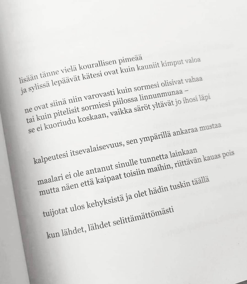 poesia_fi's tweet photo. Kaija Rantakarin kolmas runokokoelma Salit on nyt täällä! 🏵️ Salit on ilmaisultaan keskittynyt kokoelma, joka rakentaa pienillä siirroilla pakahduttavan voimakasta runoutta maalauksista, halusta ja havainnosta. Tutustu kirjaan! https://t.co/U3IWEG6gGB
#poesiankirjat #salit https://t.co/bHuPqY1z7Z