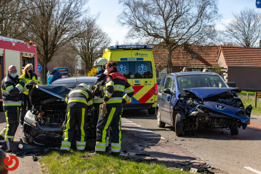 Persoon door brandweer uit auto bevrijd bij ongeval