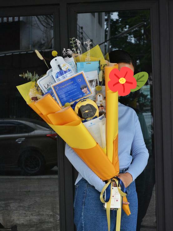 TTawan_Int's tweet photo. Congratulations @Tawan_V for your new song! We are so proud of you. 💙

Today we sent a simple skin care bouquet for you. Admist your busy schedule, don't forget to take care of your handsome face. 😍

#Tawan_V
#BOYSDONTCRYPROJECT 
#BOYSDONTCRY https://t.co/1Xvvx1B4MY