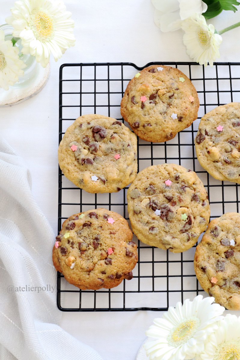 atelierpolly's tweet photo. Cookies au pépite chocolat ultra gourmand.
焼く前の写真をアップしてそのままだった、チョコチップクッキー。インスタでフォローしている方のレシピが美味しくて、すでにリピ。ヘーゼルナッツ入りにしたら、香りも魅力的すぎる　#お菓子作り #お菓子作り好きな人と繋がりたい #patisserie https://t.co/58fCTQ8IAb
