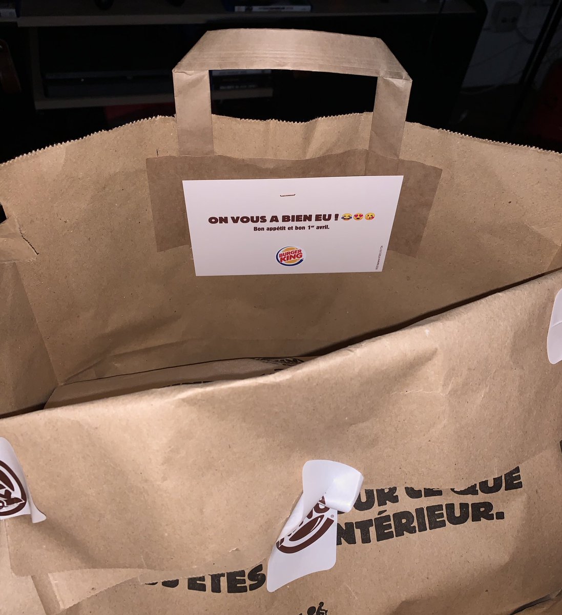 unpotedanslacom's tweet photo. Bien joué @BurgerKingFR 😏

#poissondavril 

Photos by @UrbanLePharaon https://t.co/6VbrLX74ic