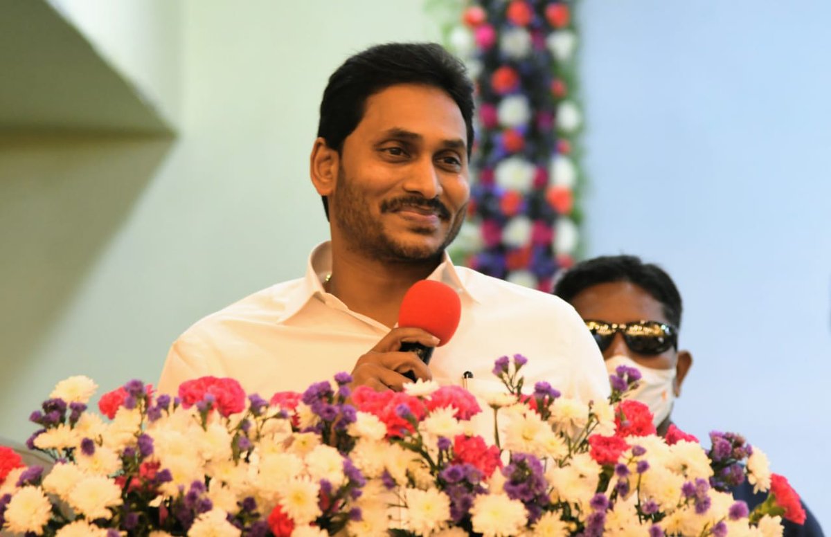 _Ysrkutumbam's tweet photo. కొత్తగా ఎన్నికైన కార్పొరేషన్ల మేయర్లు, డిప్యూటీ మేయర్లు, మున్సిపాలిటీల ఛైర్‌పర్సన్లు, వైస్‌ ఛైర్‌ పర్సన్లకు వివిధ అంశాలపై అవగాహన కల్పించేందుకు విజయవాడలో నిర్వహించిన రెండు రోజుల వర్క్‌షాప్‌ ముగింపు కార్యక్రమానికి ముఖ్య అతిథిగా హాజరైన సీఎం శ్రీ వైయస్‌ జగన్ అన్న @ysjagan https://t.co/nMoYzjKPFd