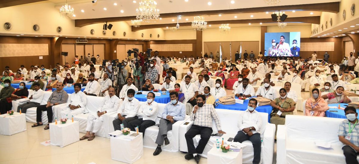 _Ysrkutumbam's tweet photo. కొత్తగా ఎన్నికైన కార్పొరేషన్ల మేయర్లు, డిప్యూటీ మేయర్లు, మున్సిపాలిటీల ఛైర్‌పర్సన్లు, వైస్‌ ఛైర్‌ పర్సన్లకు వివిధ అంశాలపై అవగాహన కల్పించేందుకు విజయవాడలో నిర్వహించిన రెండు రోజుల వర్క్‌షాప్‌ ముగింపు కార్యక్రమానికి ముఖ్య అతిథిగా హాజరైన సీఎం శ్రీ వైయస్‌ జగన్ అన్న @ysjagan https://t.co/nMoYzjKPFd
