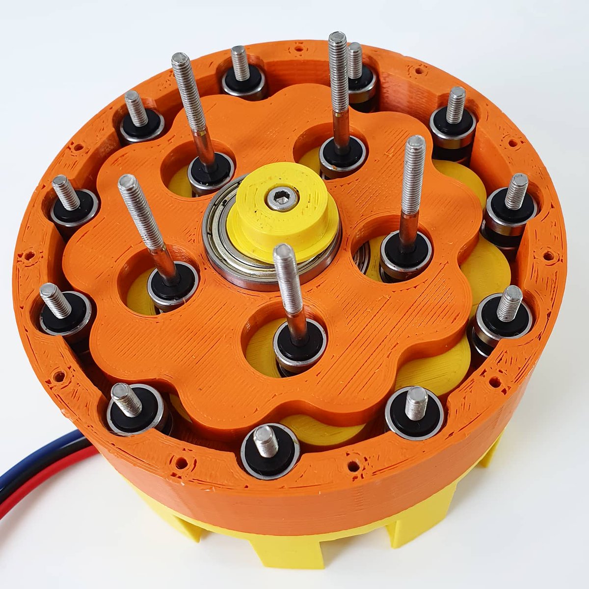 XRobotsUK's tweet photo. My version 2 Cycloidal Drive Reducer - video of it in action is up on YouTube now! This version uses two cycloidal discs 180' apart from each other to balance it, and a double-braced cam shaft. https://t.co/w8i7g0rmSn
#cycloidaldrive #cycloidal #3dprinted #3Dprinting #design https://t.co/QOwZL6TLIk