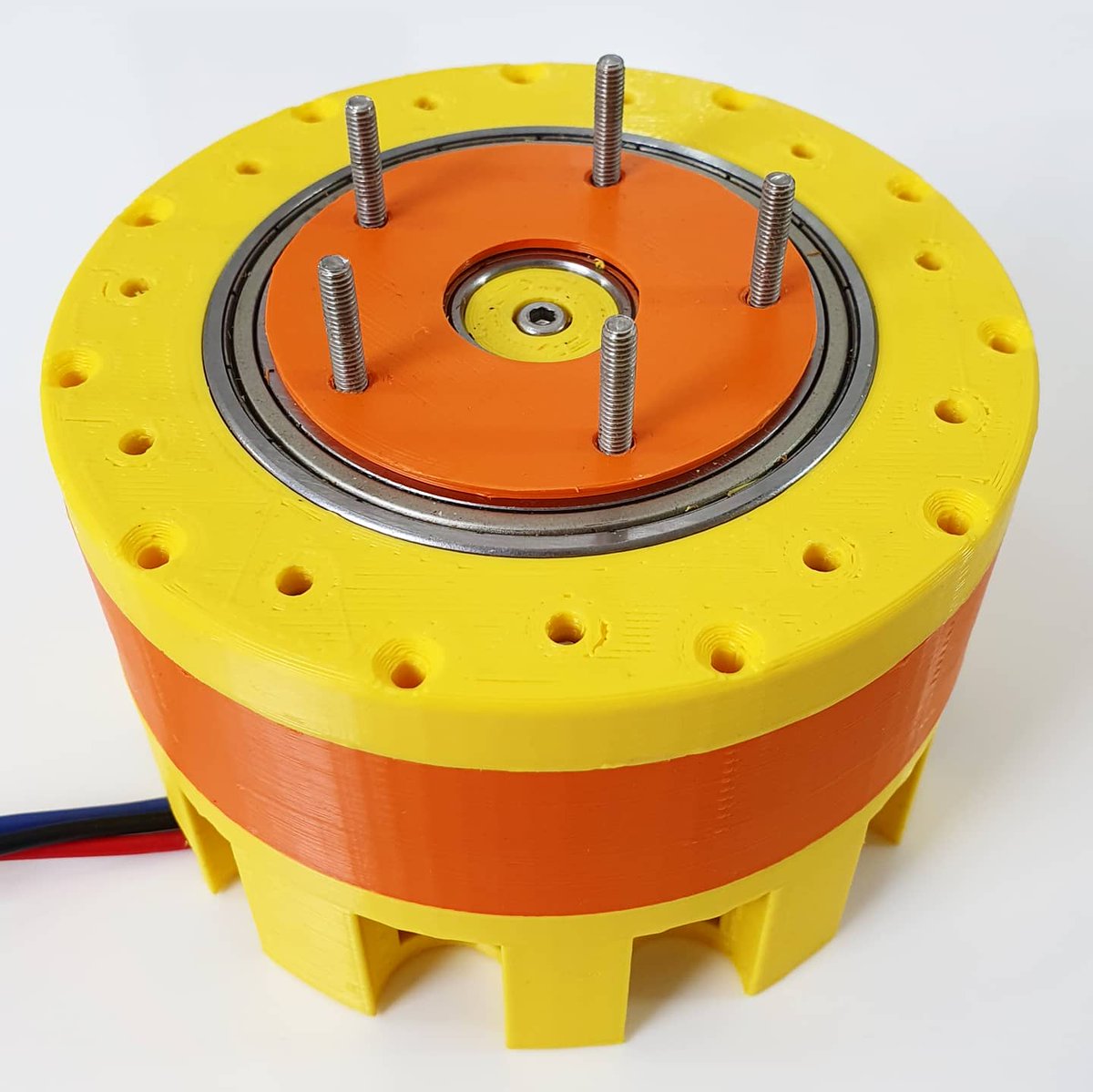 XRobotsUK's tweet photo. My version 2 Cycloidal Drive Reducer - video of it in action is up on YouTube now! This version uses two cycloidal discs 180' apart from each other to balance it, and a double-braced cam shaft. https://t.co/w8i7g0rmSn
#cycloidaldrive #cycloidal #3dprinted #3Dprinting #design https://t.co/QOwZL6TLIk