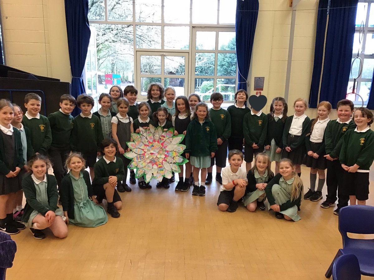 Year 3 have loved creating a flower of thanks for our local vaccination centre! Thanks for all of your kind donations too! They will be taken when the centre is next open! #nhs #sycamoreCT @OnePcn