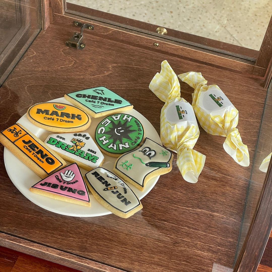 (INSTAGRAM) 210401 #NCTDREAM INSTAGRAM UPDATE #NCT #HAECHAN #해찬

เปิดร้านวันแรกแต่ลูกค้าเยอะมาก ๆ เลยครับ👏
ขอบคุณที่มอบความรักให้กับ Cafe 7 Dream.💚

พรุ่งนี้เราจะมาแนะนำขนมที่เป็นซิกเนเจอร์ของ Cafe 7 Dream.🍰🍹🍪
เราหวังว่าพวกคุณจะมีวันที่ดีนะครับ

🔗 instagram.com/p/CNHz2JxBGJF/