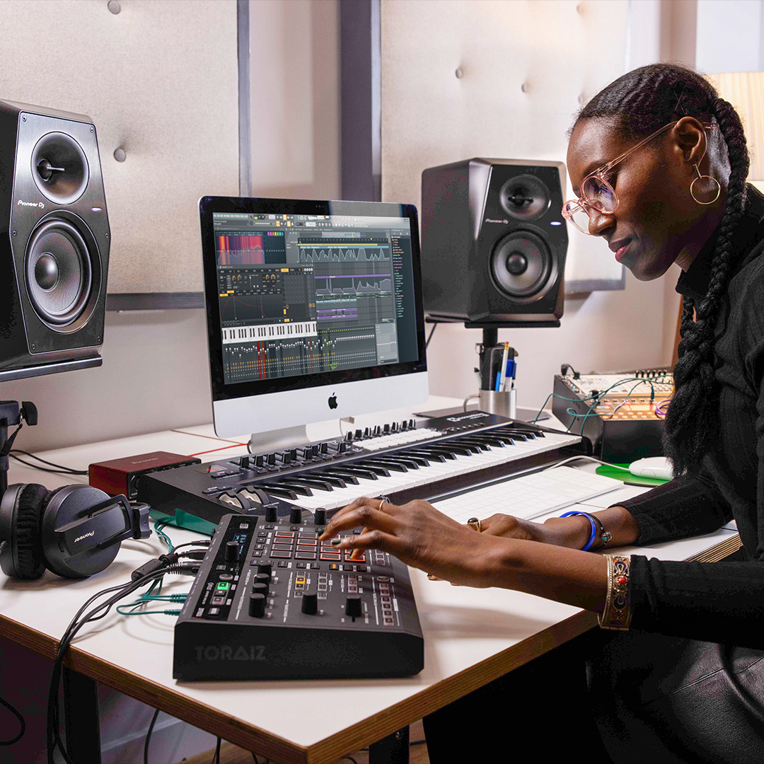 PioneerDJglobal's tweet photo. The brand-new design of the #VMseries active speakers includes high-quality components & innovative features to deliver pure audio.
Which unit would you pick for your home/professional studio?
Share your thoughts in the comments!
Discover more here 👉 https://t.co/tfs0CISaNA https://t.co/oPkOp7OOP7