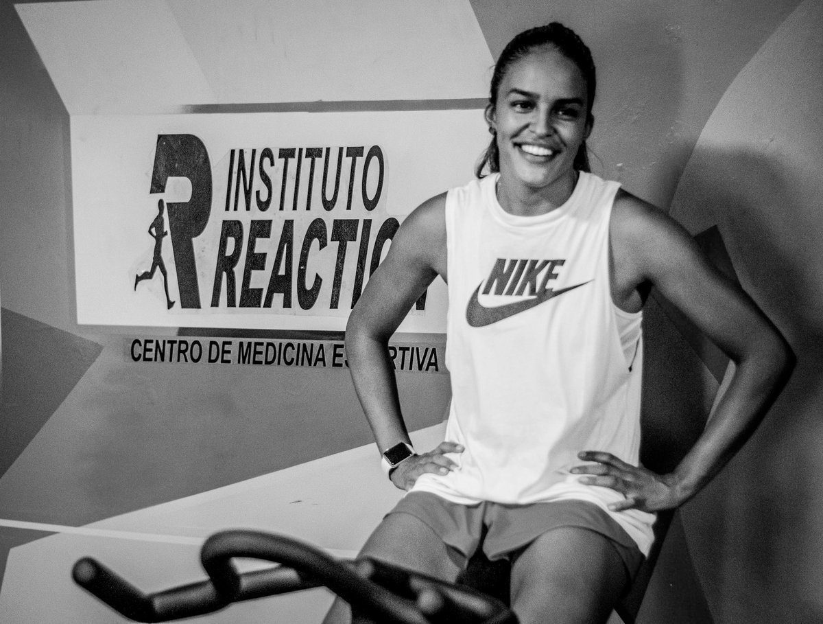 VinnyAmaral's tweet photo. #tbt de quando fotografei a artilheira do @SCCPFutFeminino em um dia de treinamento. Joga demais, @Gabinunes11_ !
⚽️🔥
#futebolfeminino #corinthians #futebol #corinthiansfeminino #gabinunes #timecatimba #vaicorinthians #fotografia #fotografiaesportiva #fotografoesportivo https://t.co/YcekHUrMIn