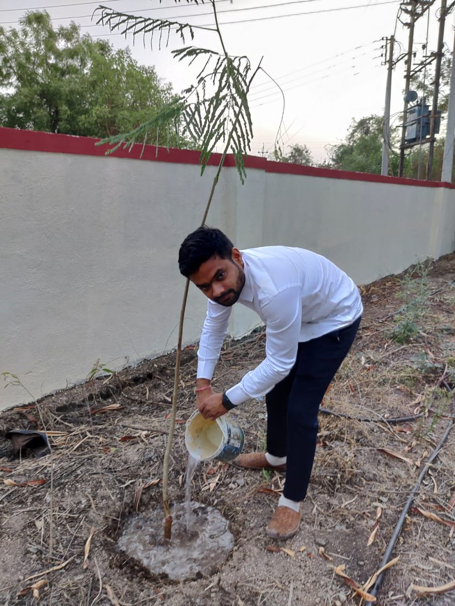 akshay_tanpure's tweet photo. A great Initiative Started by @TanpureSonali  @prajaktdada
Instead of making April fool . #Aprilcoolchallenge Making Environment Cool
Thank you @TanpureSonali  for starting such a cool initiative https://t.co/SaOik6igsF