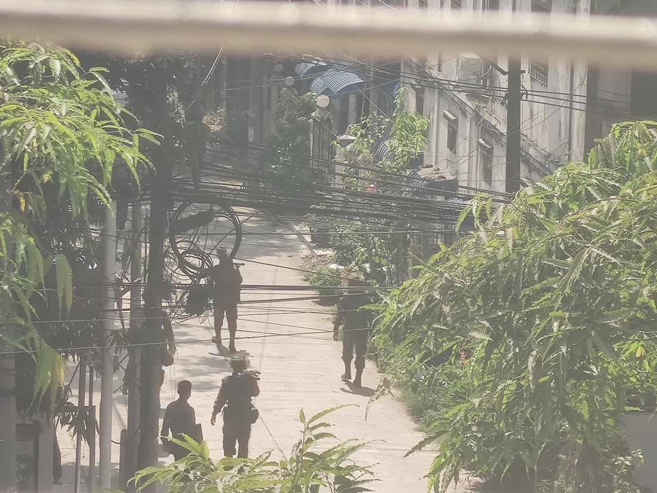 Jan55022930's tweet photo. Today in Hlaing tsp,while the electricity was cut off,terrorists forces raided PanDiTa ward and seized a man with his documents violently for no apparent reason.Locals said the detainee man is a son of ex-member of NLD party. UNSC ACT NOW #WhatsHappeningInMyanmar #Mar31Coup https://t.co/2LCW1FKa3M