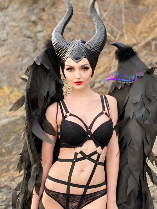 1 pic. Do you like me as Maleficent?😼
Maybe a princess look will suit me?✨ https://t.co/h3qlpBsp7H