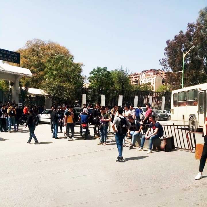 ObservAlgerie's tweet photo. 🔴 Les étudiants de l'université Mouloud Mammeri de Tizi Ouzou ferment la route pour dénoncer l'insécurité à l'intérieur et aux alentours de l’université.
#Algerie #TiziOuzou #UMMTO https://t.co/vb6sg1h1UR