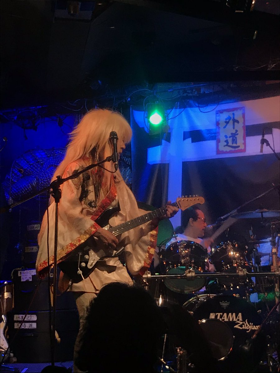 Hassey_90125's tweet image. 今宵は外道ワンマンライブ@原宿クロコダイル🐊
念願の初外道⛩終始音圧の高い2時間弱のステージ‼️
逃げるな、にっぽん讃歌、ダンスダンスダンス、ビュンビュン、香り 等代表曲沢山🎶
ルーズな演奏では無く、3人共めっちゃ上手かったですね。期待を遥かに上回るカッコ良さでした👍🏻✨
#外道 #加納秀人