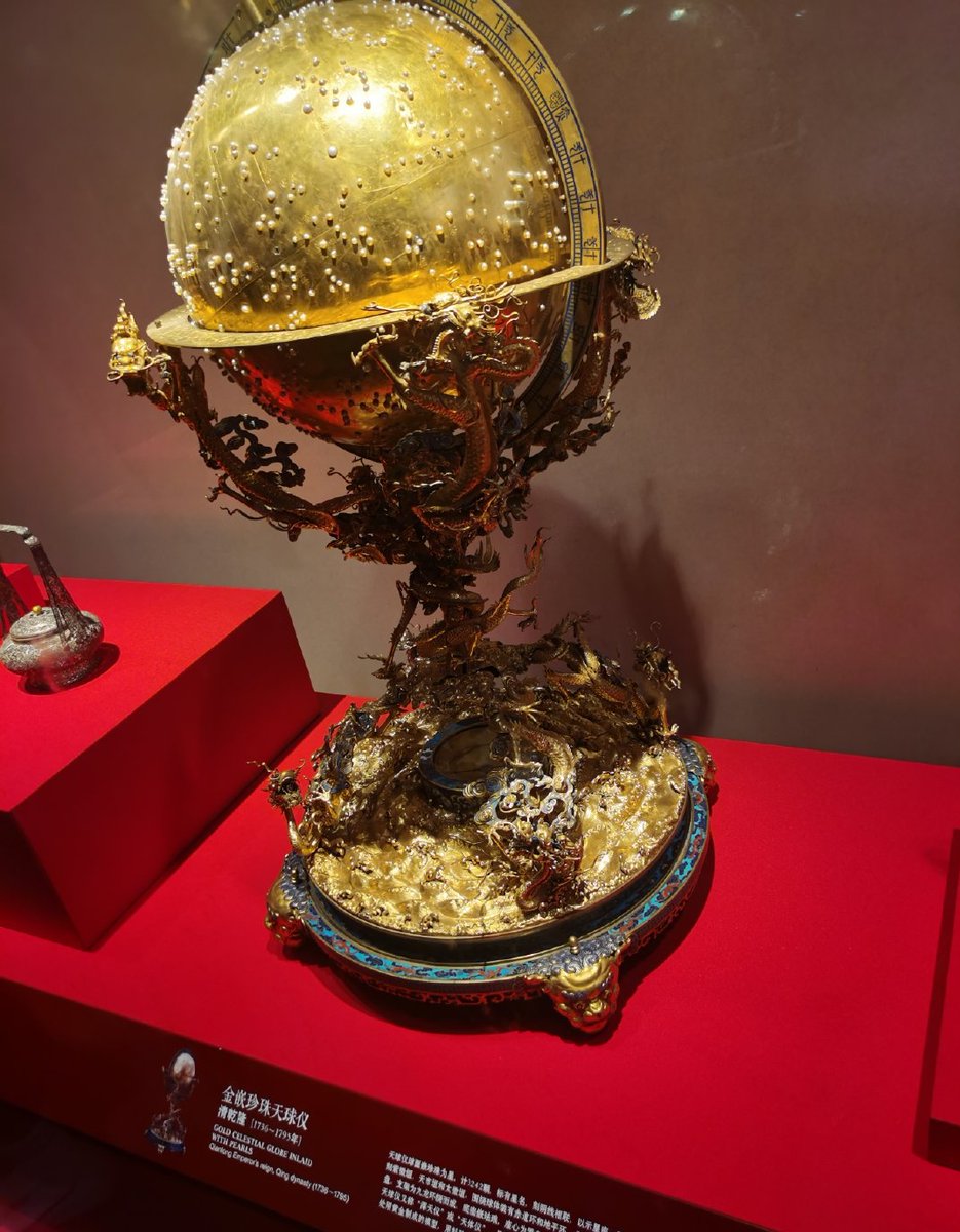 chinese_scrolls's tweet photo. #金嵌珍珠天球仪
Gold celestial globe inlaid with pearl 
清乾隆，球径29.5厘米，架高61.5厘米。
　　金嵌珍珠天球仪是清代乾隆年间内务府造办处用黄金做成的模型。天球仪由座、支架和天球三部组成。

#国家宝藏 #NationalTreasure https://t.co/Fn9dGMUz8p