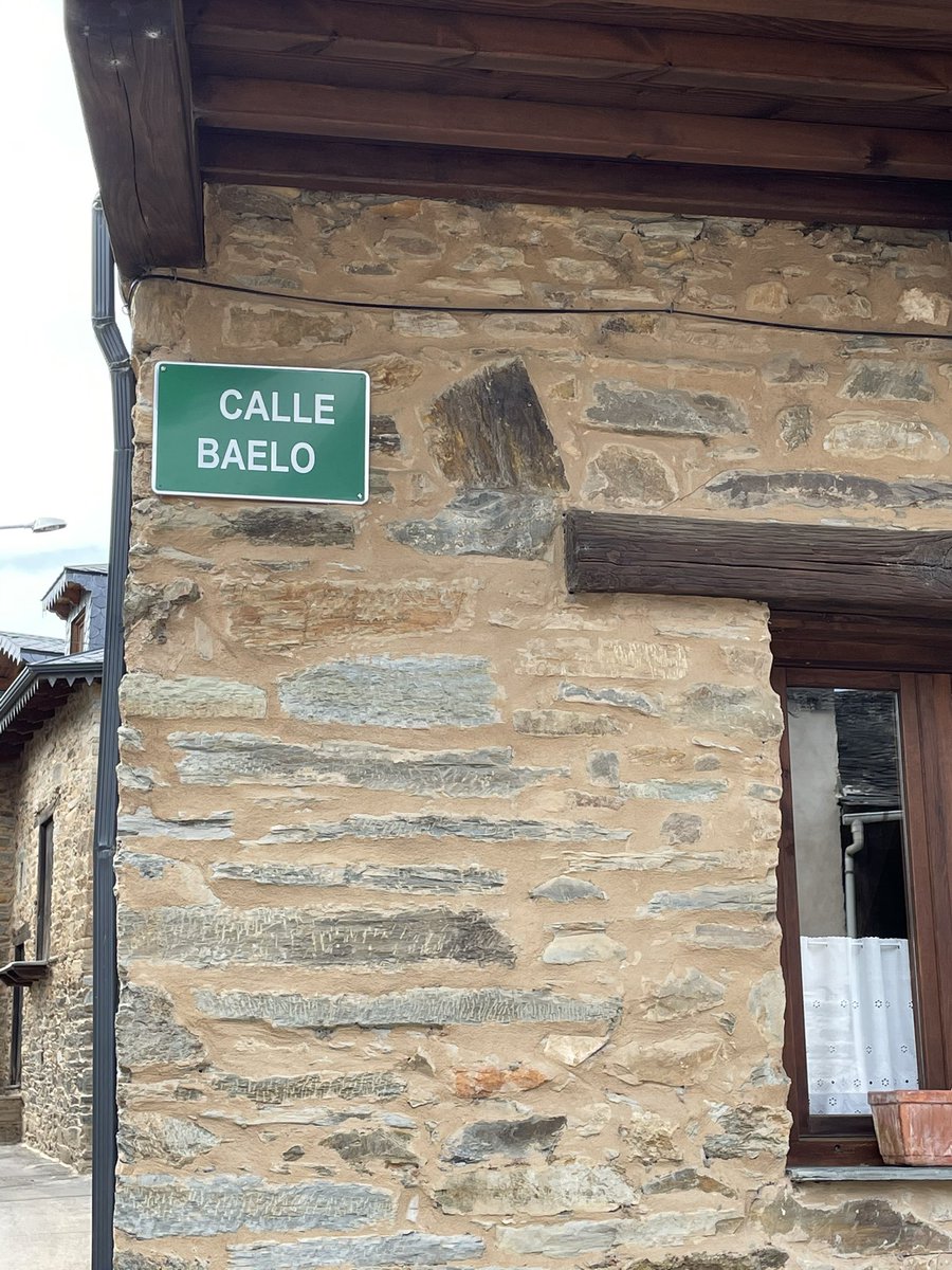 sermerher's tweet photo. Aunque estoy en el Bierzo, bastante lejos de Cádiz, esta es la calle donde me alojo estos días. Seguro que a @AntonioRRico le hace ilusión https://t.co/ZM2H6GDSOg