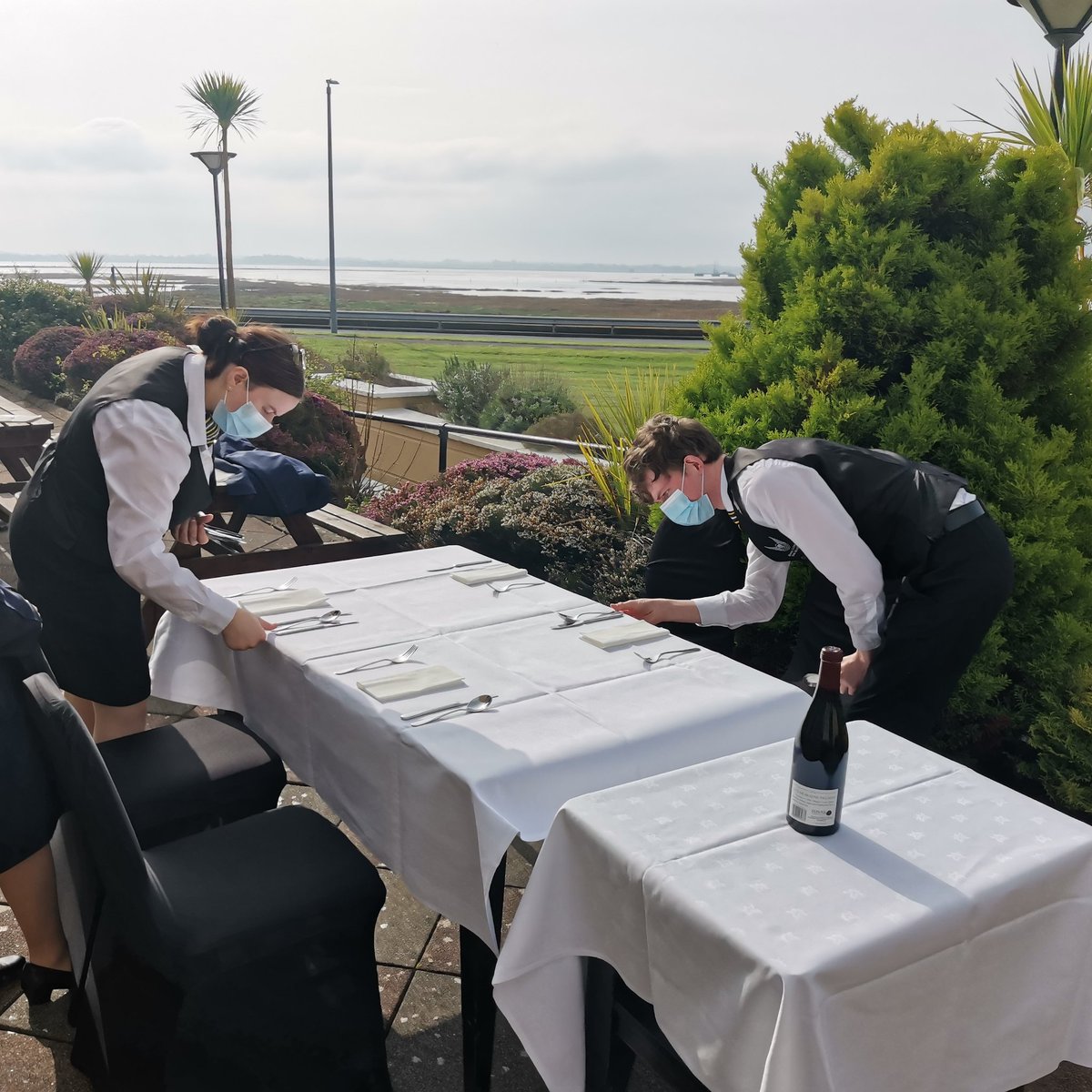 Taking the classroom outside in <a href="/ShannonCollege/">Shannon College</a> today. Making the most of the sunshine. #restauranttraining #schm #fandbtraining #schmtraining #alfresco @nuigalway
