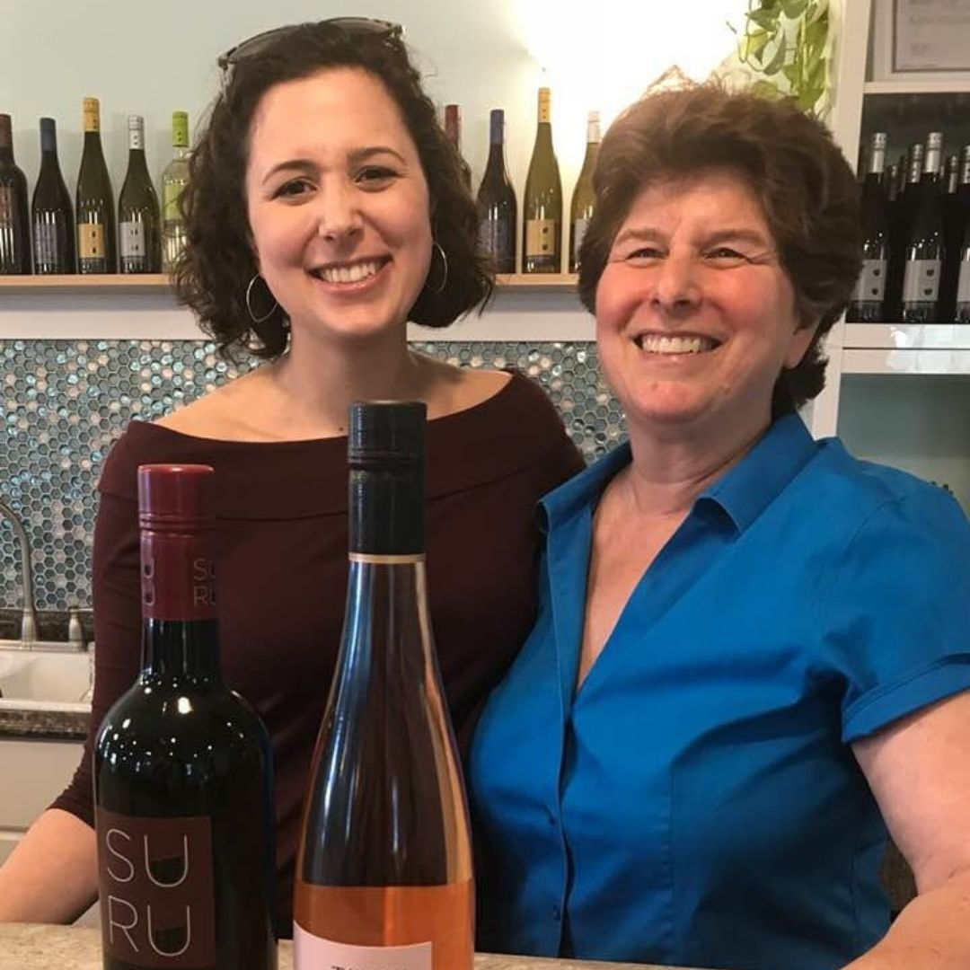 SuhruWines's tweet photo. Enjoy this #ThrowbackThursday gem! 📷 May 2018⁣ ✨So much excitement is seen in this photo as Susan &amp; Shelby enjoy the opening weekend at the Suhru Tasting House!⁣ ✨
⁣⁣
⁣🏡 Tasting House Open Friday - Monday | 12-6 pm⁣⁣⁣⁣⁣⁣
⁣
#suhruwines #tastinghouse #tastingroom https://t.co/Z6nT2Va4Od