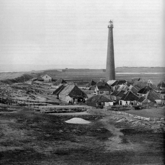 Op 1 april 1878 werd de hoogste gietijzeren #vuurtoren ter wereld voor het eerst ontstoken. 🔥 Het licht van deze vuurtoren bij Den Helder brandt nog steeds en is op 54 kilometer afstand te zien. Weet jij hoe deze vuurtoren in de volksmond wordt genoemd? #ThrowbackThursday