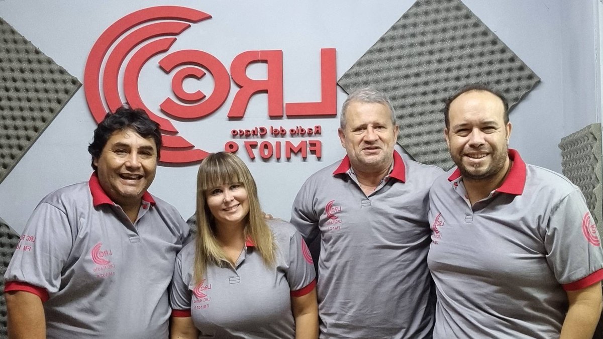 lrcradio's tweet photo. En este jueves Santo casi todo el equipo de #HolaQueTal estrenando remeras con toda la fachada!!! https://t.co/C8Pv8cj1PL