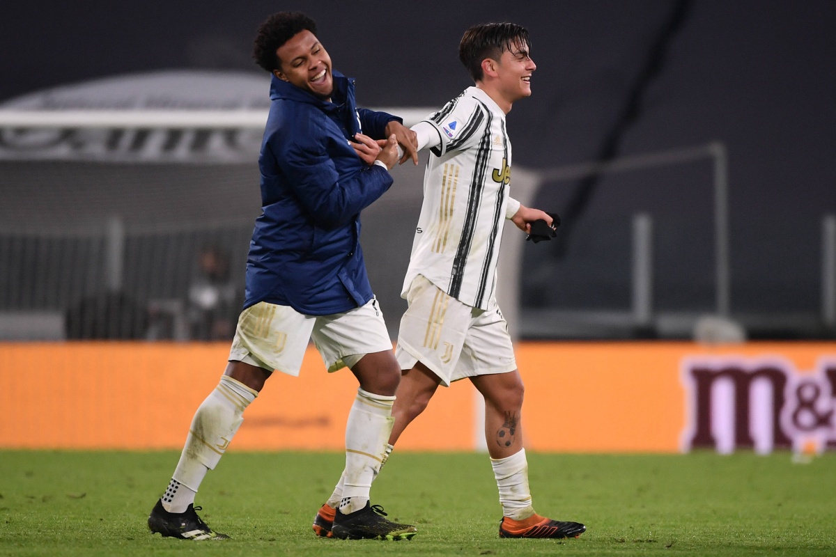 etendenza's tweet photo. #McKennie

Per un festino nella sua villa, con altri due bianconeri presenti (Arthur e Dybala).

Ma, in tempo di covid, è vietato fare festini - anche se si è centrocampisti della Juve - e giunge la multa. https://t.co/QKpWoWDlwS