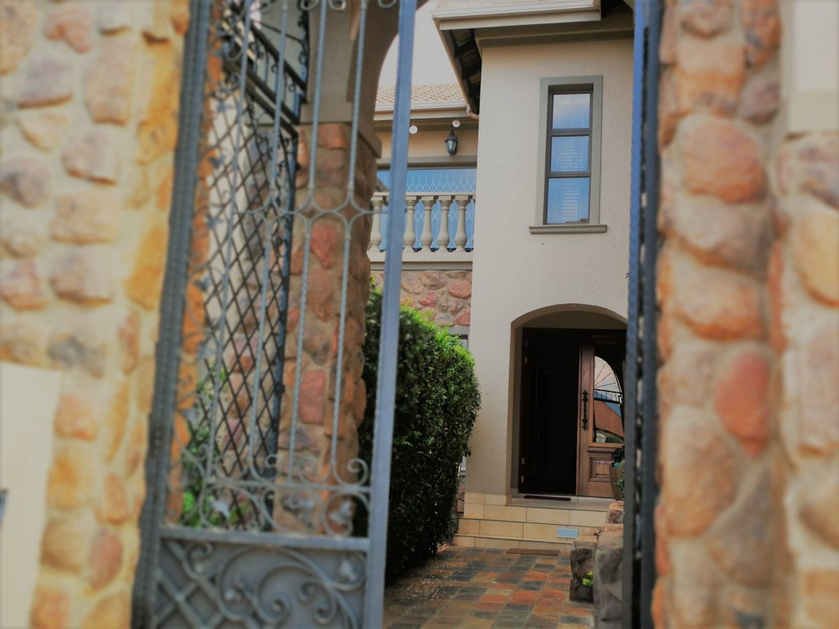EnVHartees's tweet photo. Xanadu Eco Park
4,200,00 ZAR  Contact: Marianne Gwyther - 0824572276
4 Bedrooms 4 Bathrooms  3 Garages  4 Parking Living Area 515m² Plot surface 812 m²  
#hartbeespoort #engelvoelkers #englevoelkershartbeespoort #southafricaza #xanduecopark #xanaduecoestate https://t.co/0TdZigMzhw
