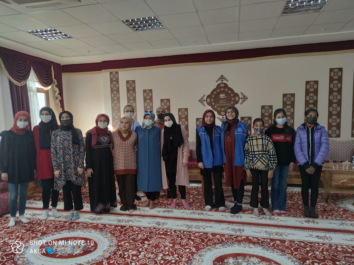 yesilligencliks's tweet photo. Gençlik Merkezimizde gençlerle buluşan Mardin Artuklu Üniversitesinde görev yapan hemşerimiz Akademisyen Elif OĞUZ bilgi ve tecrübelerini paylaştı. Gençlere coğrafyanın hayata etkileri ve bunları olumlu değerlendirmenin imkanları hakkında bilgi verdi. https://t.co/uoa4V5tjOw