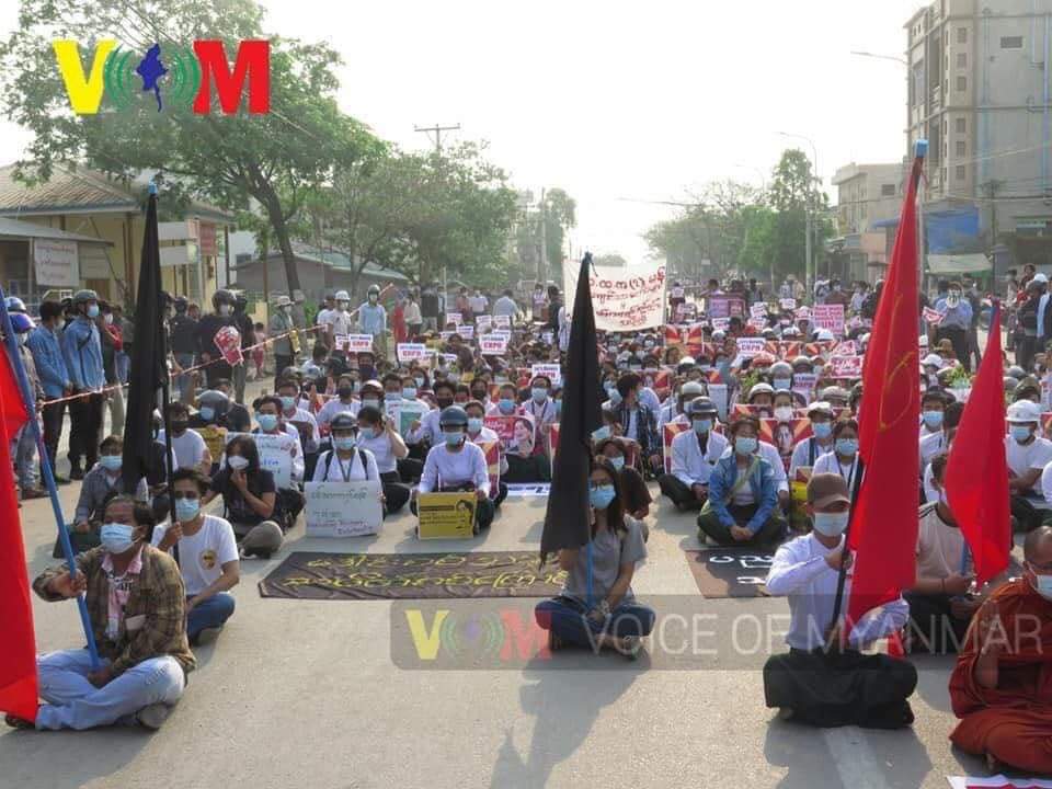 Erk21340766's tweet photo. After Abolishing 2008 Constitution on Mar 31, the huge crowd attending sit-in protest against military regime in Mandalay burnt 2008 Constitution book on April 1.

SUPPORT FEDERAL ARMY
#Apr1Coup
#WhatsHappeningInMyanmar

@UNinMyanmar @USEmbassyBurma @UN_HRC @freya_cole @KenRoth https://t.co/V7W4gPPiPc
