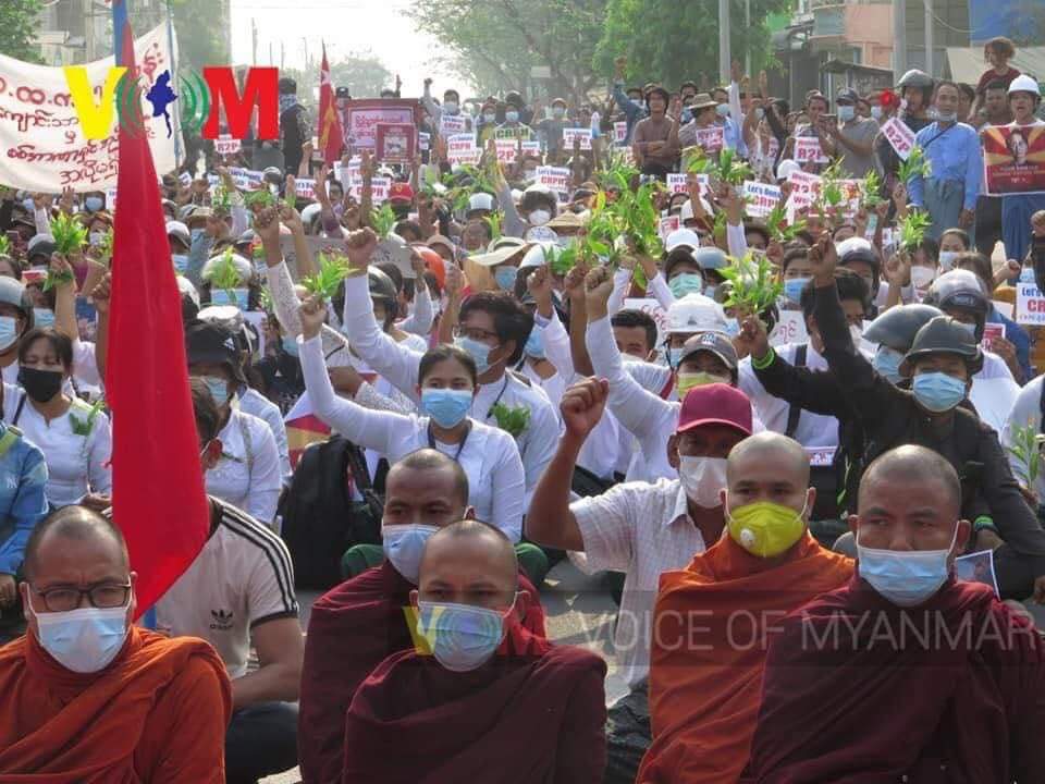 Erk21340766's tweet photo. After Abolishing 2008 Constitution on Mar 31, the huge crowd attending sit-in protest against military regime in Mandalay burnt 2008 Constitution book on April 1.

SUPPORT FEDERAL ARMY
#Apr1Coup
#WhatsHappeningInMyanmar

@UNinMyanmar @USEmbassyBurma @UN_HRC @freya_cole @KenRoth https://t.co/V7W4gPPiPc
