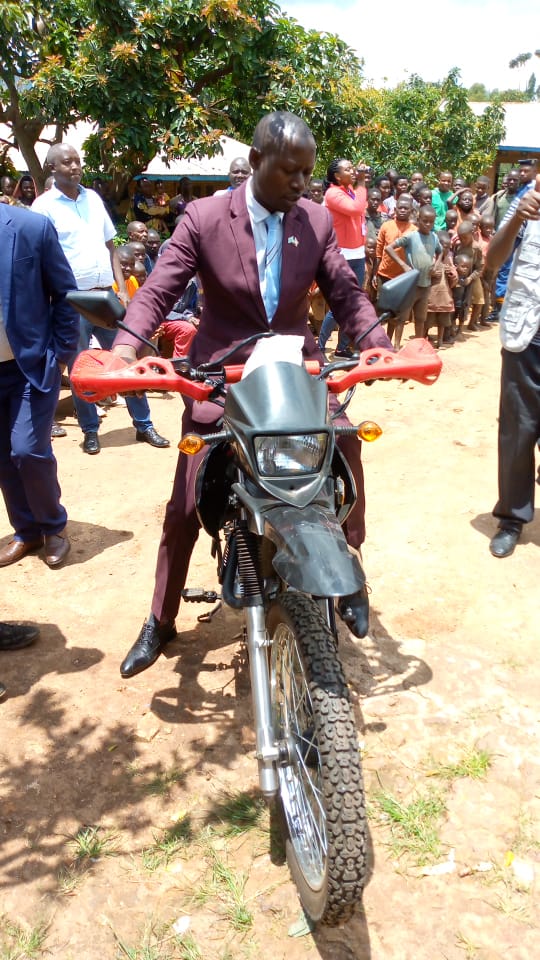 CommuneBukeye's tweet photo. #CommuneBukeye
ce jeudi le1/4/2021, la colline #Gahaga vient de reçevoir de la part de #CareinternationalBurundi à travers #Seruka un don d'une moto pour avoir combattu les @violences basées sur le #genre .
@Muramvyaprov
@MininterInfosBi https://t.co/VSKm23mFOP
