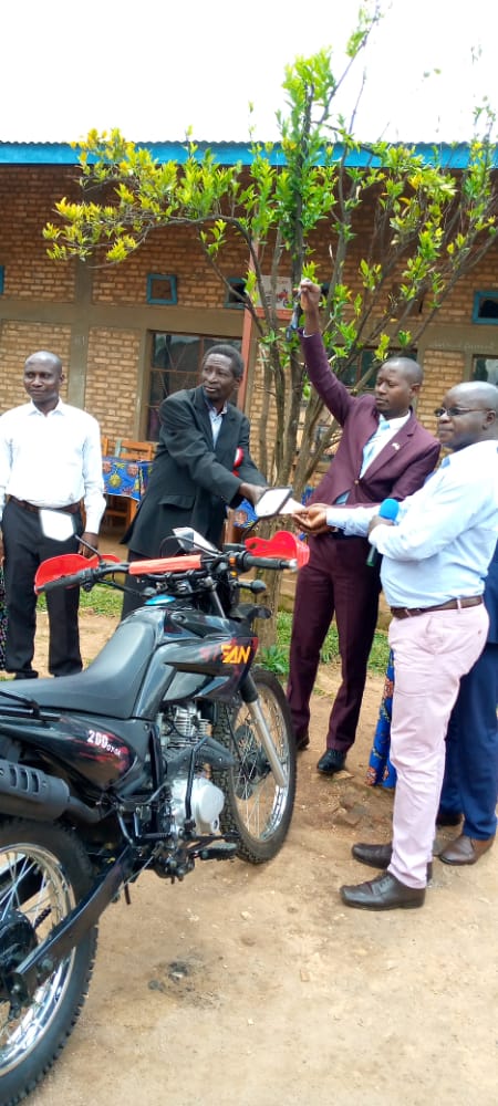 CommuneBukeye's tweet photo. #CommuneBukeye
ce jeudi le1/4/2021, la colline #Gahaga vient de reçevoir de la part de #CareinternationalBurundi à travers #Seruka un don d'une moto pour avoir combattu les @violences basées sur le #genre .
@Muramvyaprov
@MininterInfosBi https://t.co/VSKm23mFOP