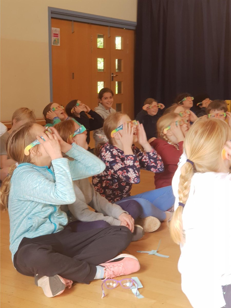 SidcotSchool's tweet photo. It's been a rather exciting end to the term over at our #JuniorSchool today with a jam packed schedule of activities including a #climbingwall, a bouncy castle, a #science show and even a #graffitiworkshop 🎨🏰🧗
#OutdoorLearning #LearnAdventurously #TheSidcotDifference https://t.co/ISrYcXwhQN