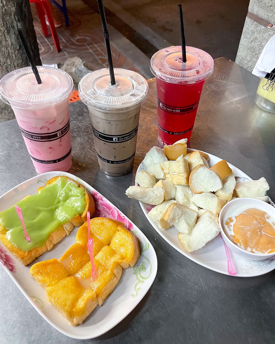 aearReview's tweet photo. ปัง-หยา-อารีย์ 🍞
ได้ยินชื่อร้านนี้มานานมาก เพิ่งได้มาลอง ร้านตั้งอยู่ริมถนน ชอบฟีลมาก ร้านมีเมนูหลักๆคือขนมปังปิ้ง ขนมปังนึ่ง และเครื่องดื่ม ขนมปังปิ้งคือปิ้งมากรอบกำลังดี สังขยาทั้งใบเตยและชาไทยคือละมุน หอม ไม่หวานเกินไป อร่อยเพลินๆเลย
📍พหลโยธิน ซอย 7
@aroii #อร่อยบอกต่อ https://t.co/xyZjpA7LOI