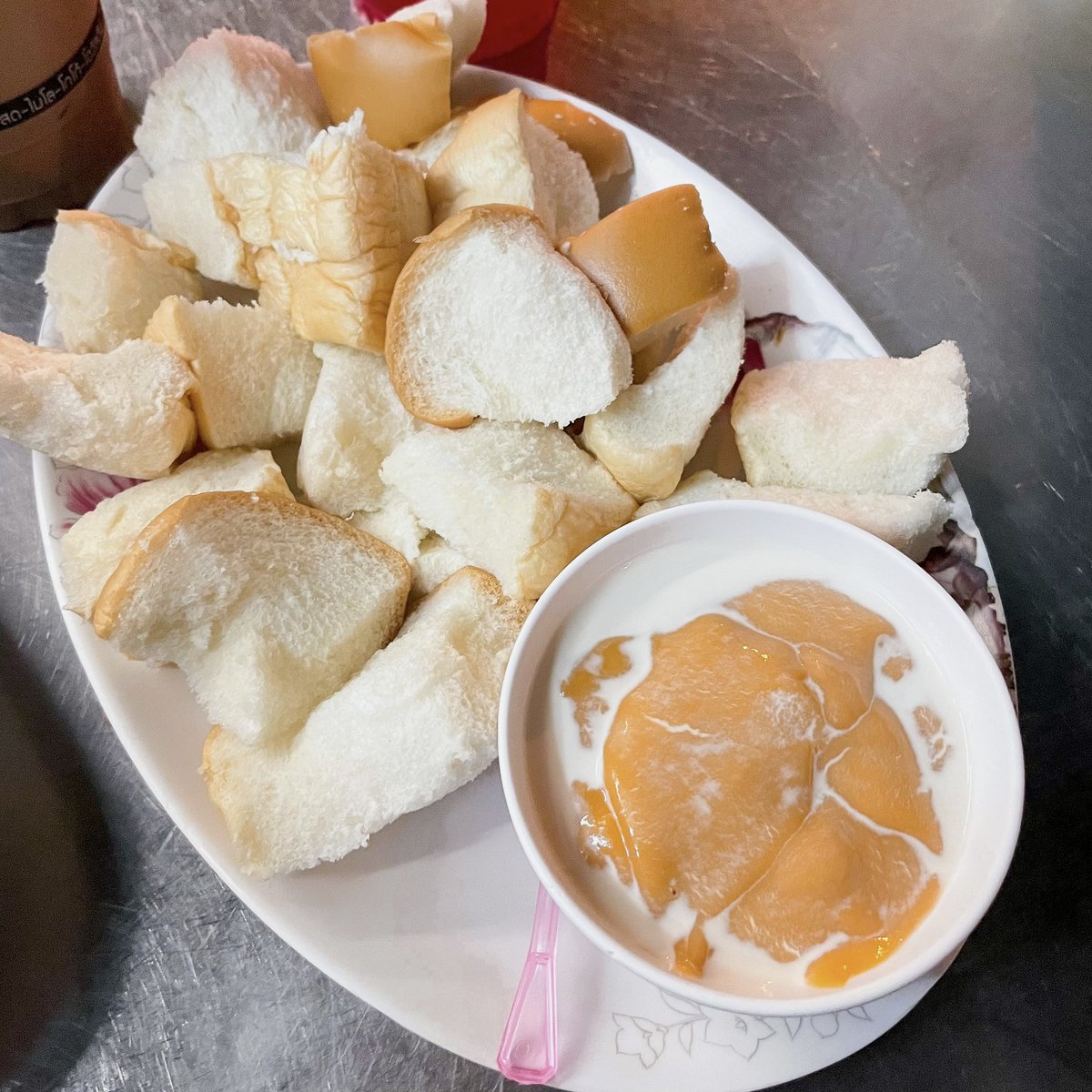 aearReview's tweet photo. ปัง-หยา-อารีย์ 🍞
ได้ยินชื่อร้านนี้มานานมาก เพิ่งได้มาลอง ร้านตั้งอยู่ริมถนน ชอบฟีลมาก ร้านมีเมนูหลักๆคือขนมปังปิ้ง ขนมปังนึ่ง และเครื่องดื่ม ขนมปังปิ้งคือปิ้งมากรอบกำลังดี สังขยาทั้งใบเตยและชาไทยคือละมุน หอม ไม่หวานเกินไป อร่อยเพลินๆเลย
📍พหลโยธิน ซอย 7
@aroii #อร่อยบอกต่อ https://t.co/xyZjpA7LOI