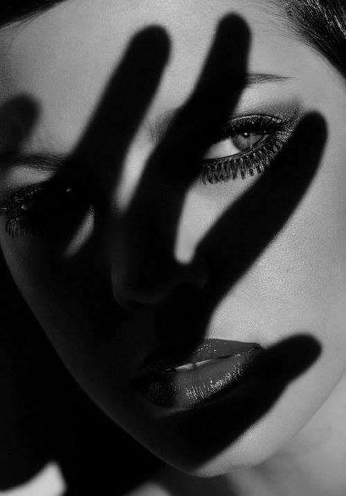 GoccediMe1's tweet photo. Ci sono 
momenti, 
momenti, 
in cui 
vorrei 
essere 
invisibile, 
scomparire, 
ma 
non posso, 
perché 
smetterei 
di 
sentirti, 
pensare a te.

Gocce di Me 

#ScrivoQuelCheSento https://t.co/3n70lPQRNm